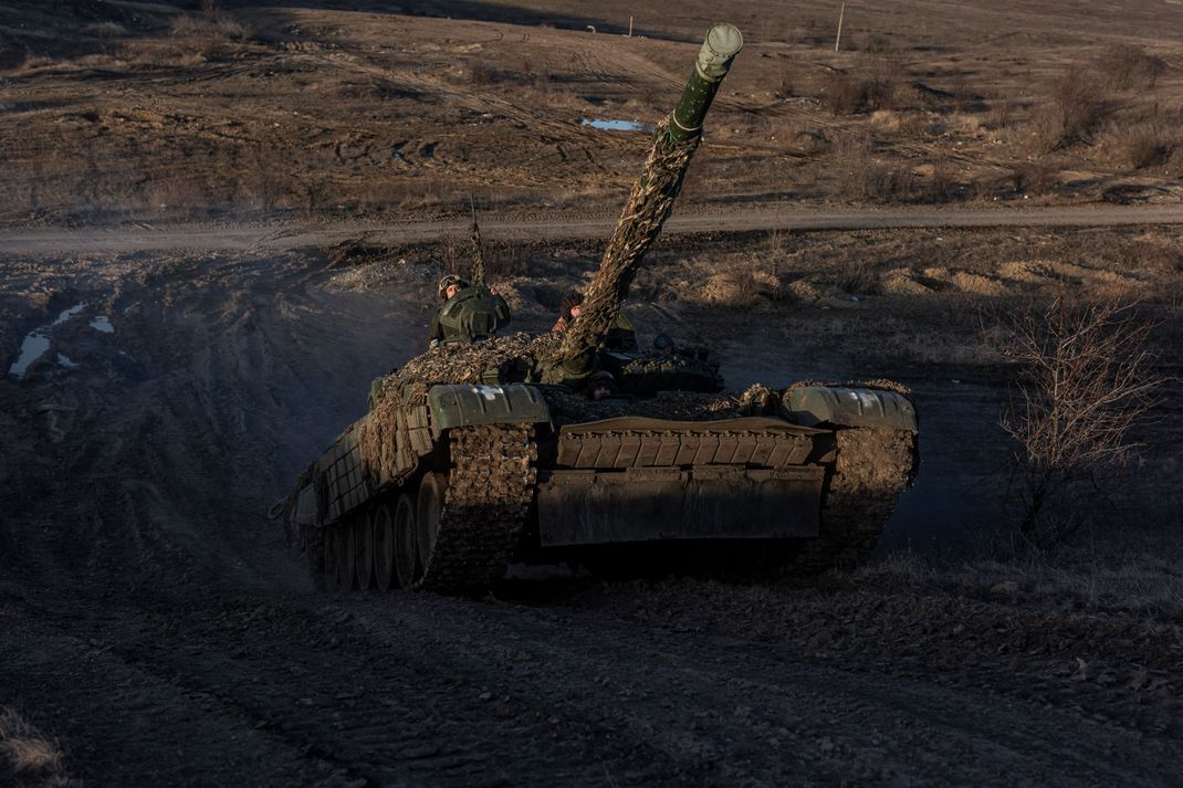 Ukrainische Soldaten nehmen mit Panzern an einer Übung teil.