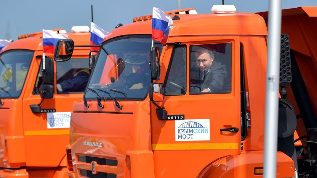 Wladimir Putin während der Eröffnung der Krim-Brücke am Steuer eines orangefarbenen KamAZ-65115-Lasters.