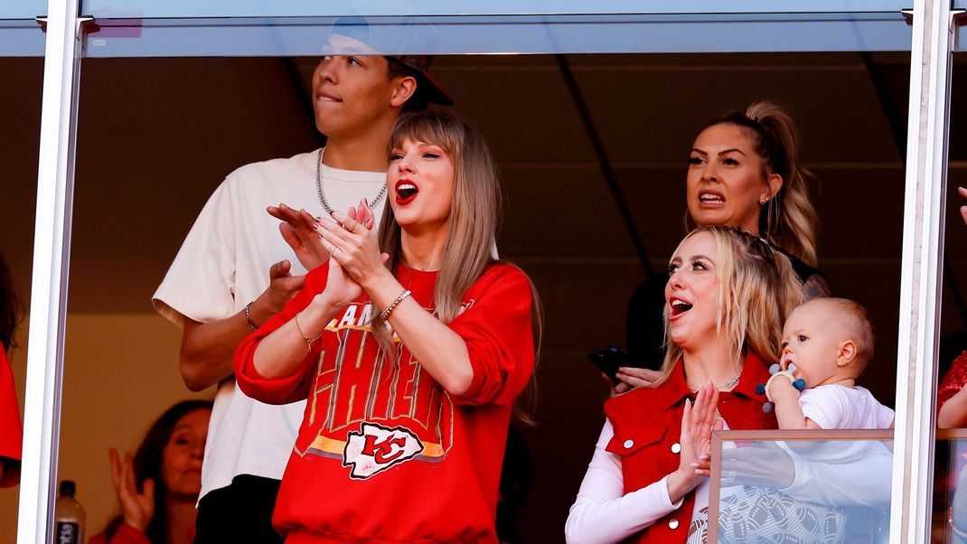 Taylos Swift (v.l.) verfolgte das Spiel mit Brittany (v.r.) und Jackson Mahomes.