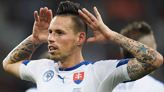 
                <strong>Marek Hamsik (Slowakei)</strong><br>
                Durch die vielen bunten Zeichen und Symbole sind Marek Hamsiks Arme ein absoluter Eyecatcher. Auch mit anderen Körperteilen fällt der Slowake auf.
              