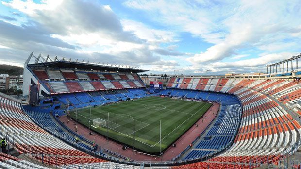 
                <strong>Vicente Calderón (Kapazität: 54.907)</strong><br>
                Im Vicente-Calderón-Stadion, wo Atletico Madrid beheimatet war, fand das letzte Spiel am 10. Mai 2017 statt. Anstelle des Stadions sollen auf dem Gelände Wohnungen gebaut werden.
              