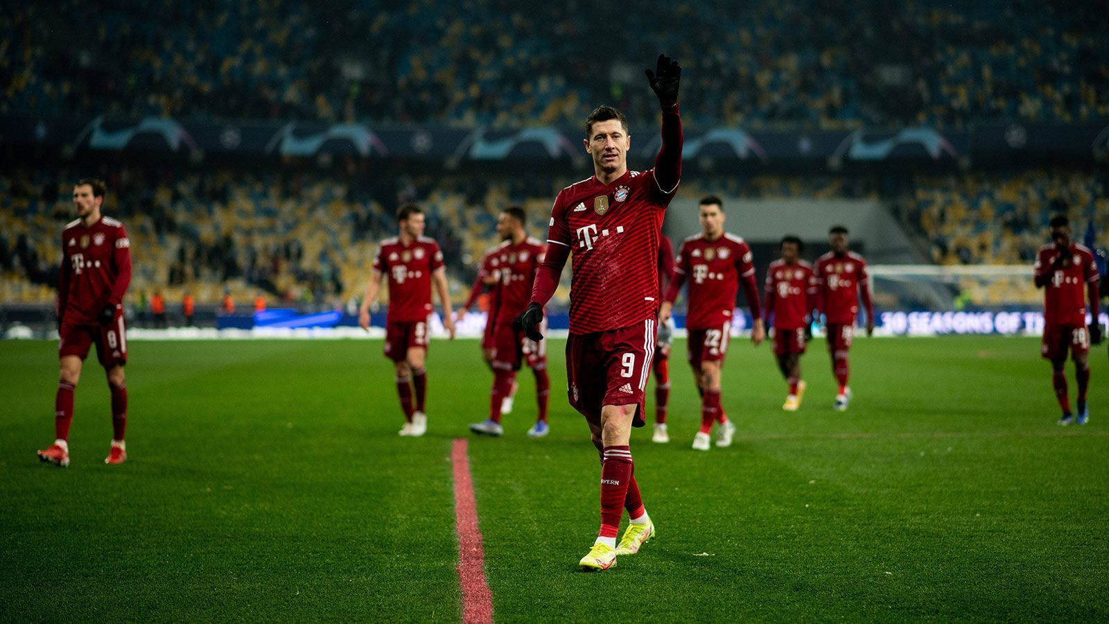 
                <strong>Platz 2: Robert Lewandowski</strong><br>
                33 Jahre | Angriff | FC Bayern München
              