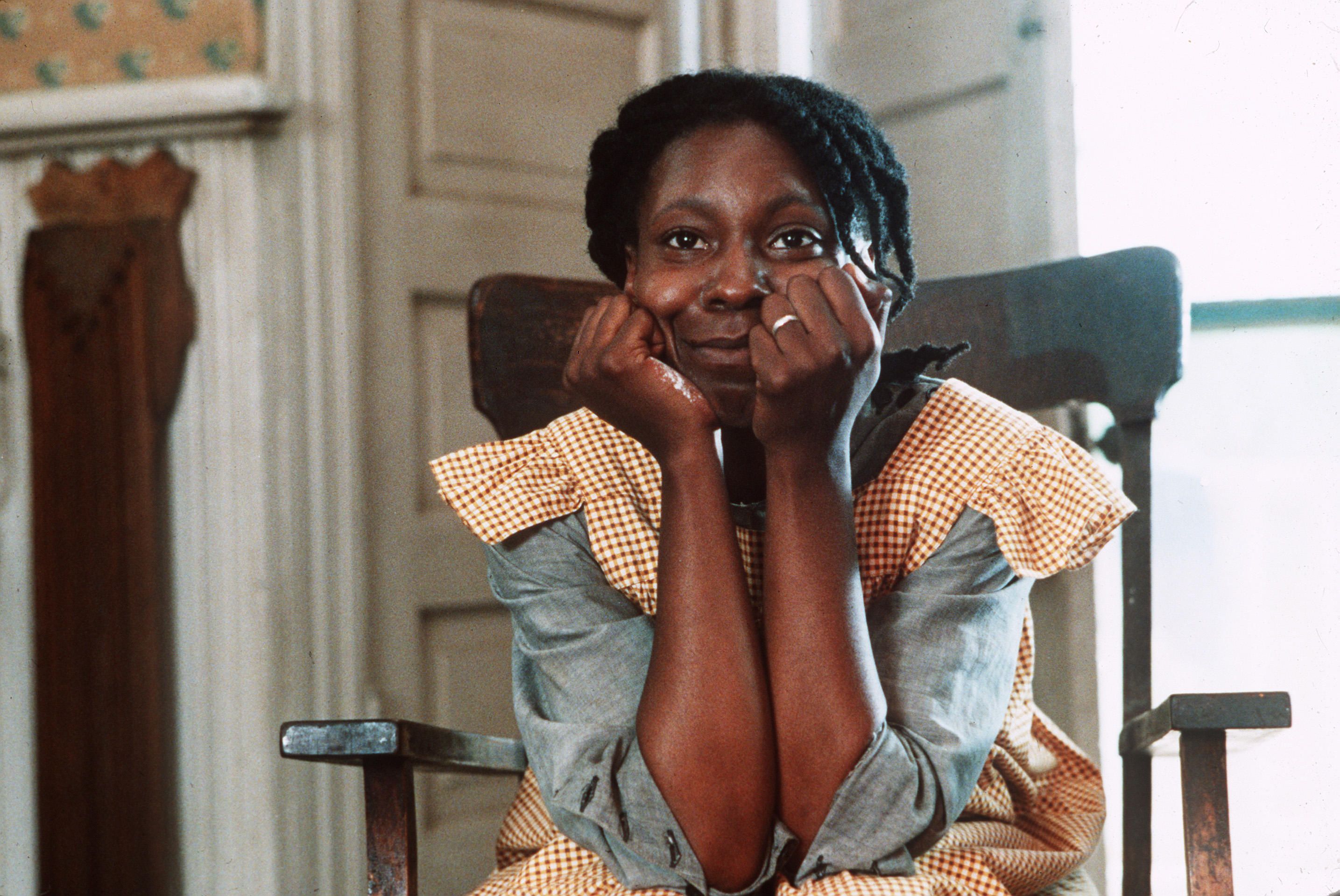 Die Farbe Lila (1985): Film-Ikone Whoopi Goldberg spielt die Afroamerikanerin Celie, die als Ehefrau an einen Farmer verkauft wird und viel Unterdrückung und Demütigung erfährt. Es dauert Jahre, bevor sie es schafft, ihrem Leben eine neue Richtung zu geben. Dieses berührende Filmdrama behandelt emotional die tiefgreifenden Probleme der Rassen- und Frauendiskriminierung.
