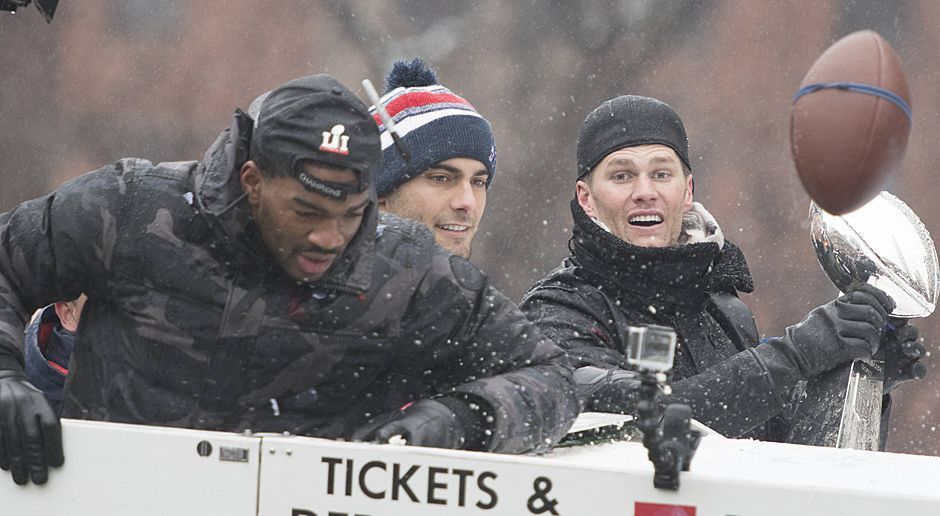 
                <strong>Quarterback-Trio der New England Patriots</strong><br>
                Die New England Patriots setzten auf dem Weg zum Super-Bowl-Triumph drei Quarterbacks ein - der Vier-Spiele-Sperre von Tom Brady (re.) wegen des "Deflategates" und der Verletzung von Jimmy Garoppolo (Mi.) geschuldet. Den Top-Zuschlag des Trios bekam mit Jacoby Brissett die Nummer drei: 41.333,79 US-Dollar. Für "Tom Terrific" blieben dagegen nur 14.102,25 US-Dollar, "Jimmy G" darf sich über eine Überweisung von 33.490,30 US-Dollar freuen. Der Grund: Brady kassiert laut "Spotrac" einfach ein deutlich höheres Gehalt als seine beiden Backups, nämlich knapp 14 Millionen US-Dollar. Dagegen strich Garoppolo nur 950.000 US-Dollar von den "Pats" ein, Brissett 360.000 US-Dollar.
              