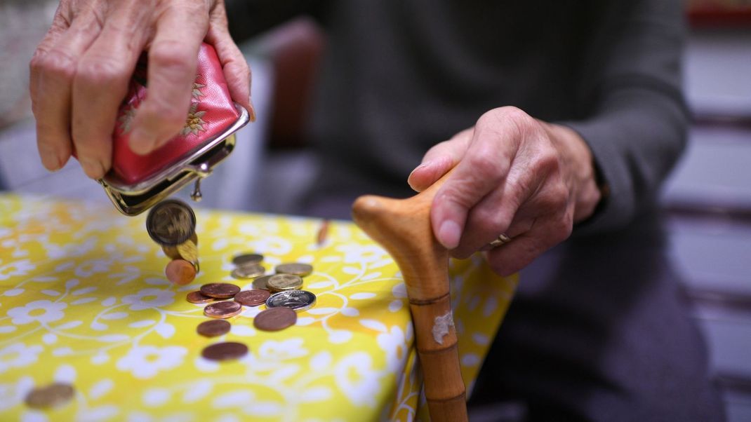 Die meisten Rentner:innen müssen im Alter sparsam sein.