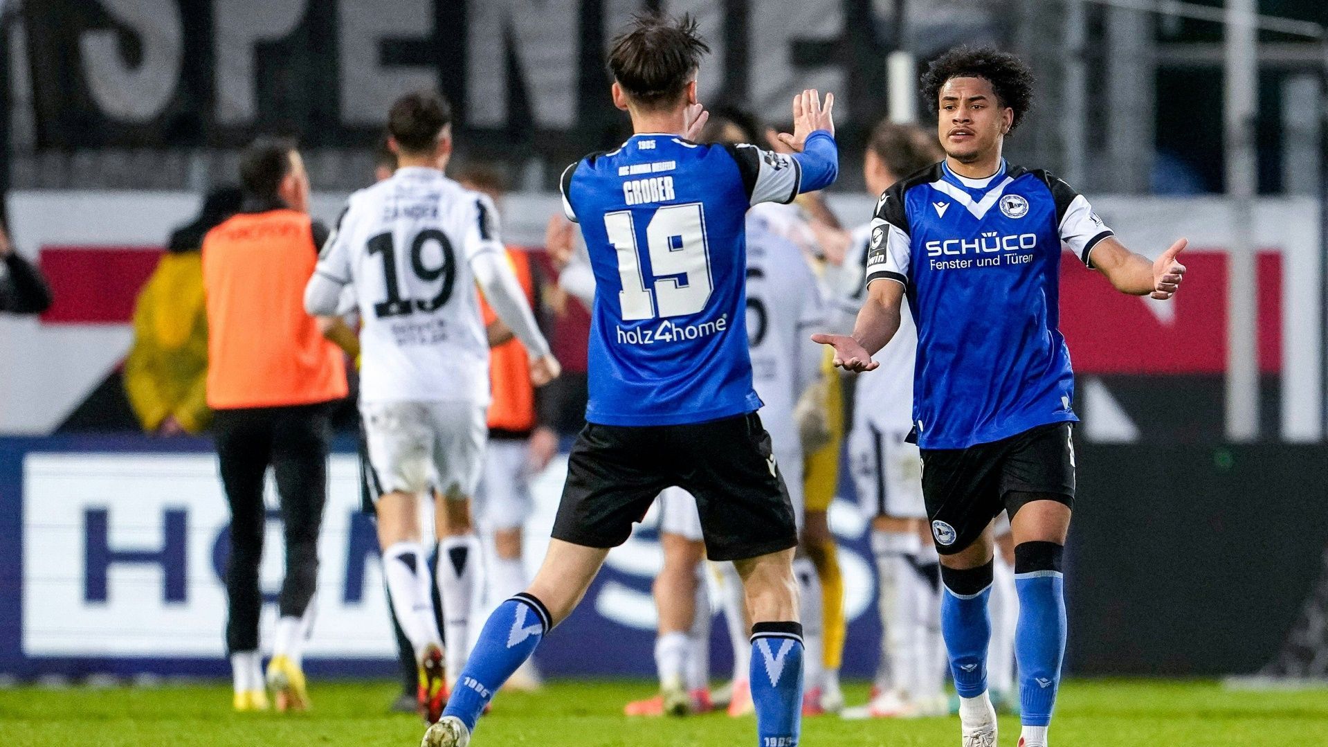 <strong>DSC Arminia Bielefeld</strong> <br>In der vergangenen Spielzeit stieg der DSC nach nur einem Jahr in Liga zwei direkt in die dritte Liga ab. Dort kämpfen die Ostwestfalen um den Klassenerhalt. Aktuell sind es bei noch vier verbliebenen Saisonspielen sechs Punkte Vorsprung. Dabei kann der Traditionsklub auf seine Fans zählen. Knapp 18.000 Fans besuchen im Schnitt die Heimspiele der Arminia. Ligaweit Rang zwei – nur Dynamo Dresden hat einen höheren Schnitt.