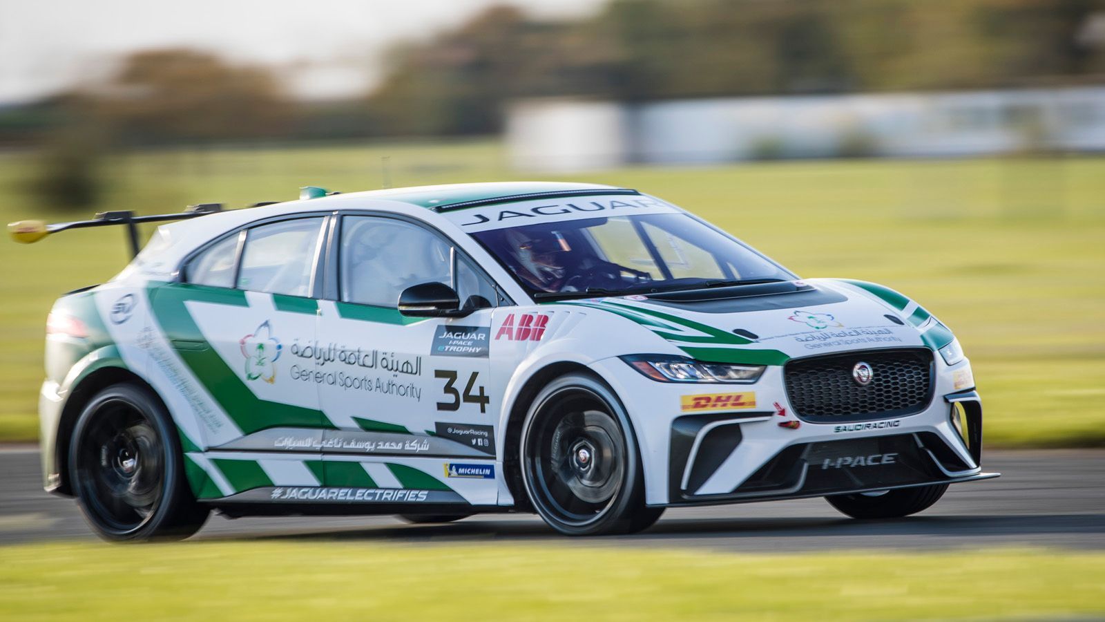 
                <strong>Jaguar I-PACE eTrophy: Das sind die Fahrer und Teams</strong><br>
                Bal Hejaila blickt auf zwei Saisons in der Formula Gulf 1000 zurück. "Fahad und ich haben an vielen Rennen in Abu Dhabi und Dubai teilgenommen, aber noch nie in Saudi-Arabien. Das Auto fühlt sich gut an, um mich selbst und den I-PACE bis ans Limit zu pushen."
              