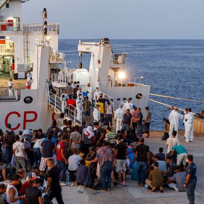 Migranten warten an Bord eines Schiffes der italienischen Küstenwache auf der sizilianischen Insel Lampedusa.