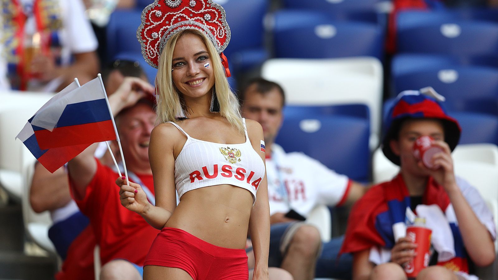 
                <strong>Russland</strong><br>
                Die Russin Natalya Nemchinova sorgte am Rande der Russland-Spiele bereits für Aufsehen. Nicht wenige Medien haben sie bereits zum schönsten Fan der WM gewählt.
              
