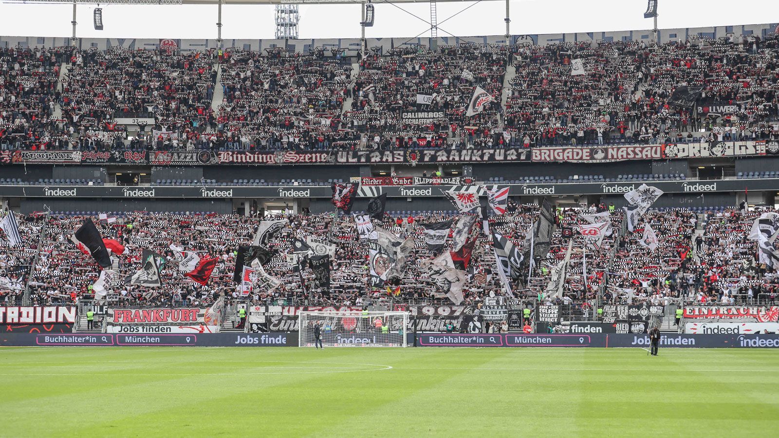 
                <strong>Rekord-Kulisse zum Auftakt</strong><br>
                Direkt beim Auftaktspiel zwischen Eintracht Frankfurt und dem FC Bayern München (ab 19:15 Uhr im Liveticker auf ran.de) erwartet die Frauen-Bundesliga einen neuen Zuschauer-Rekord. Im Deutsche Bank Park, in dem normalerweise die Herren der SGE ihre Heimspiele austragen, finden bis zu 51.500 Fans Platz. Ob es ganz so viele werden, bleibt abzuwarten. Der bisherige Rekord stammt aus dem Jahr 2014 in Wolfsburg. Damals kamen 12.464 Zuschauer zur Partie der Wölfinnen gegen den 1. FFC Frankfurt, der Vorgängerverein von Eintracht Frankfurt. 
              