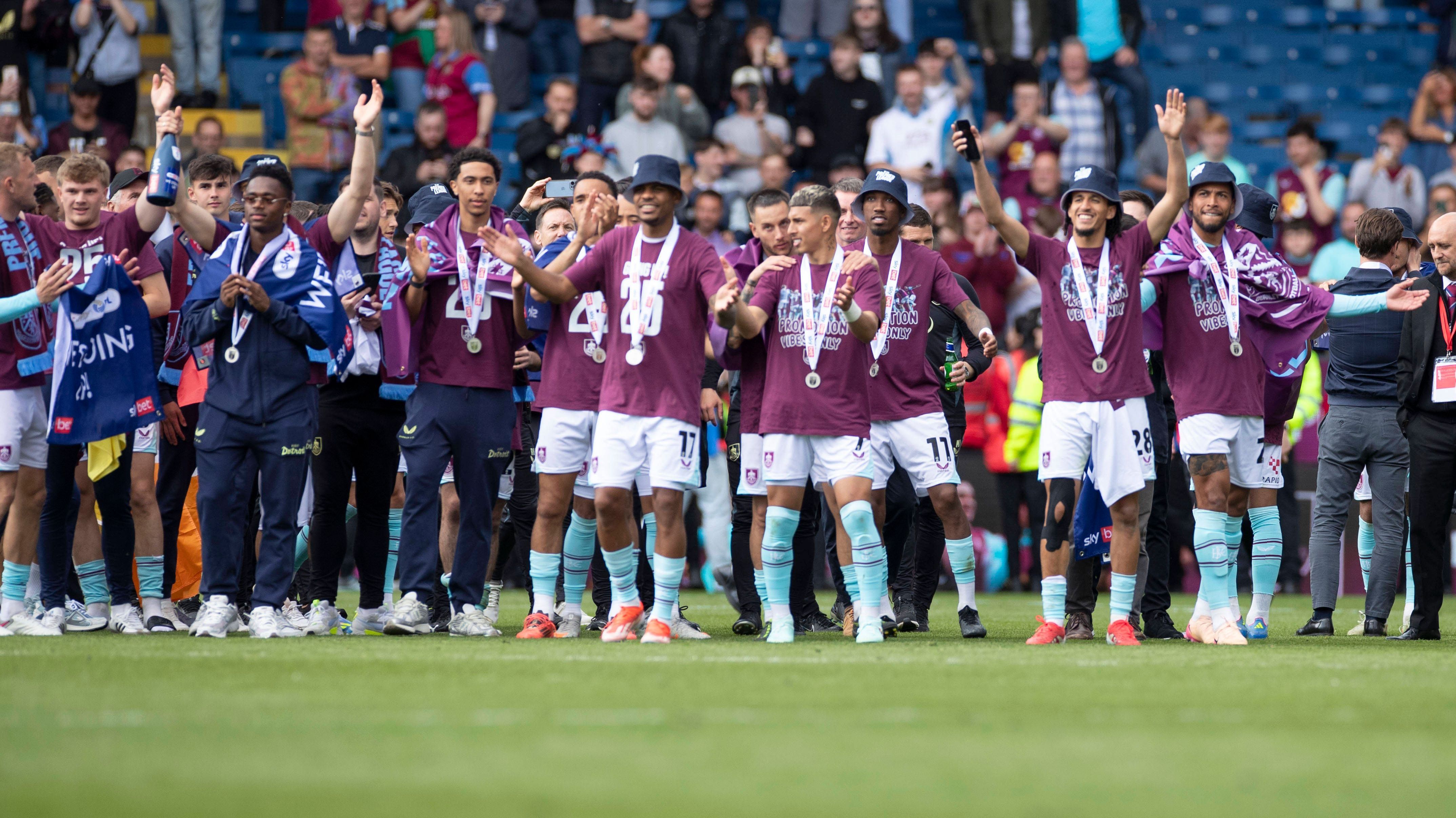 <strong>Aufsteiger: FC Burnley (England)</strong><br>Burnley entwickelt sich so langsam zur Fahrstuhlmannschaft. In der Saison 2021/22 stieg der Klub aus Premier League ab. Im Folgejahr gelang wieder der Aufstieg, nur um direkt wieder runterzugehen. Nun steht man wieder als Aufsteiger fest - mit 100 Punkten und lediglich 16 Gegentoren in 46 Spielen. Jetzt soll auch der Klassenerhalt im dritten Anlauf gelingen.