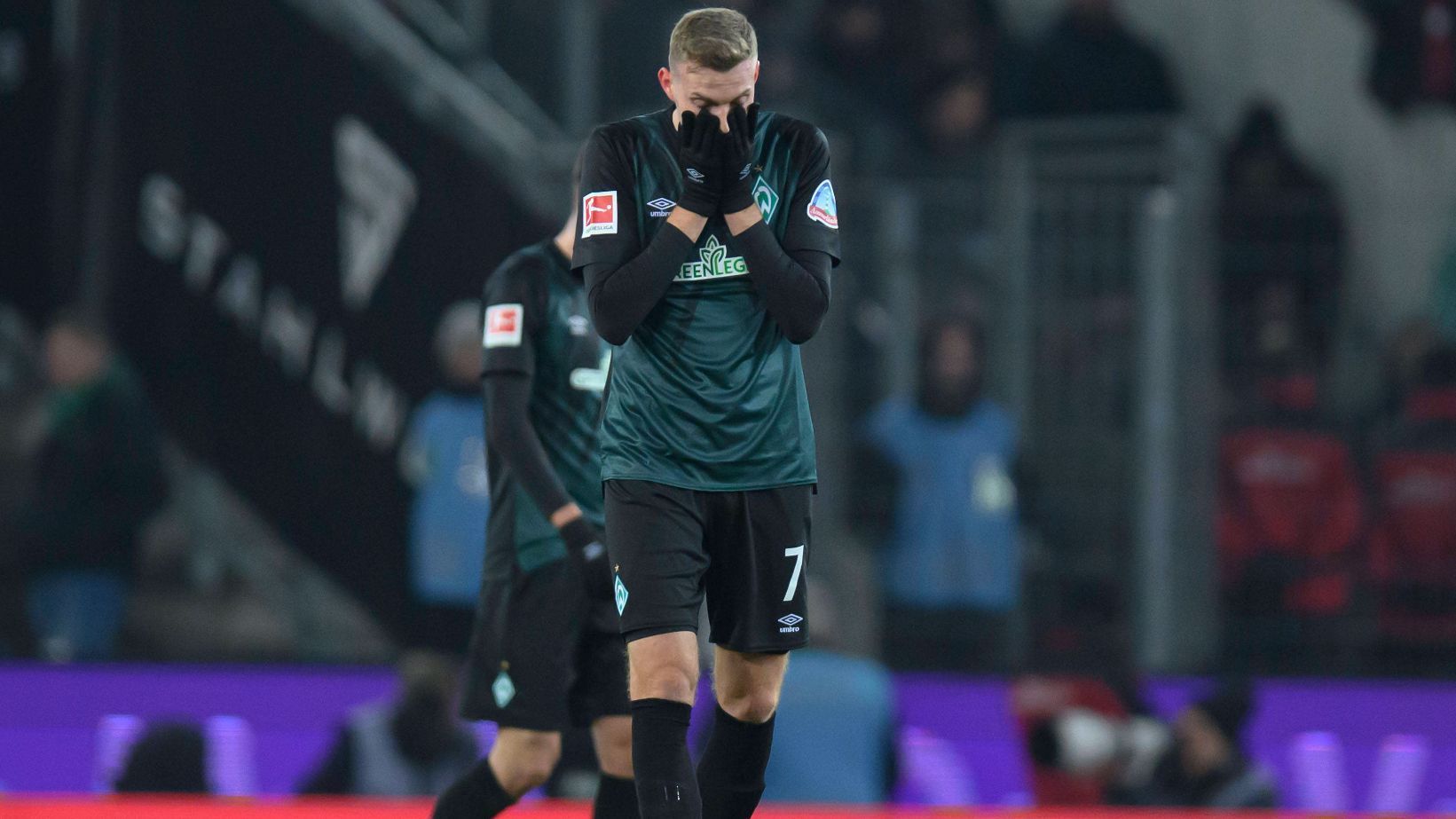 
                <strong>Verlierer: Marvin Ducksch (Werder Bremen)</strong><br>
                Leitet mit einem schwachen Freistoß die Führung der Kölner und den Niedergang der Bremer ein. Auch am 2:0 durch Tigges nicht schuldlos. Viel besser wird es auch bis zur Pause nicht, die für den Bremer Stürmer schon das vorzeitige Ende seines Arbeitstages bedeutet. Er wird nach dem 0:5 erlöst, viele seiner Mitspieler müssen noch den 1:7-Endstand auf dem Platz ertragen.
              