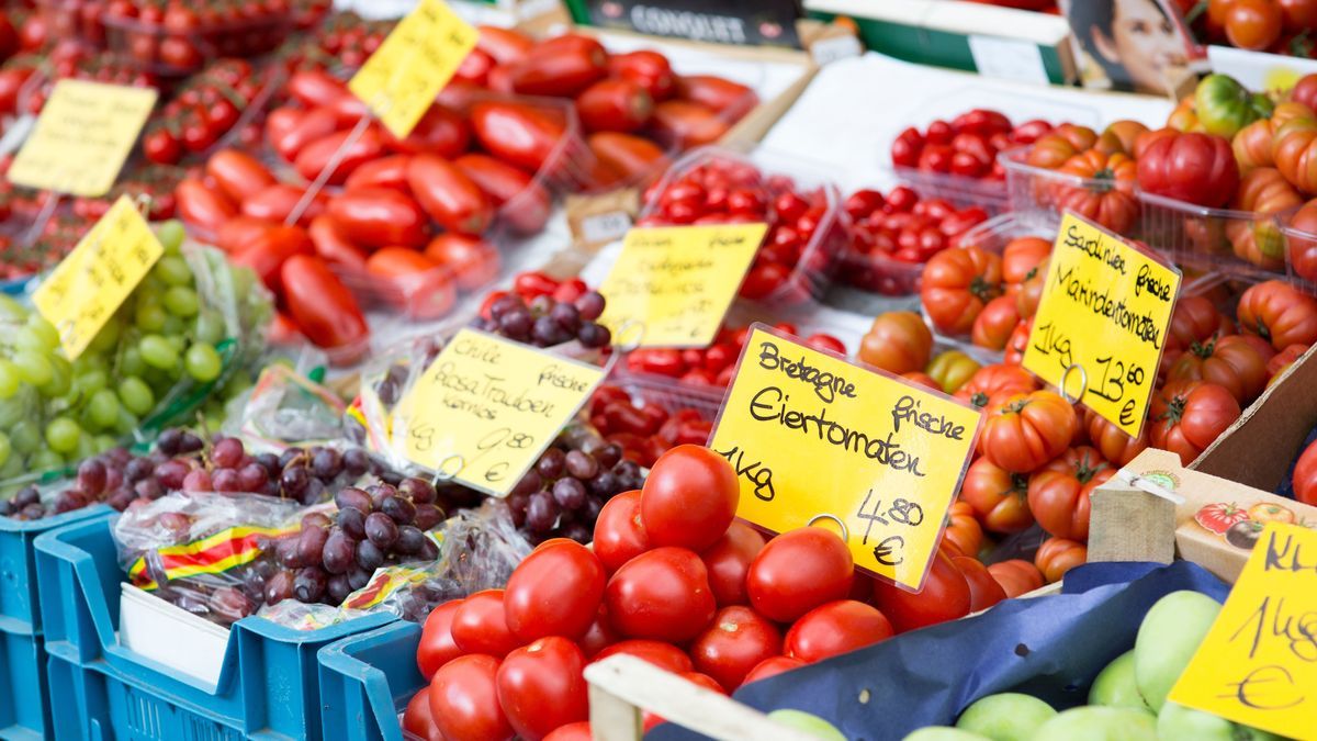 verschiedene Sorten Tomaten auf einem Wochenmarkt