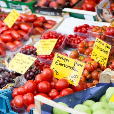 verschiedene Sorten Tomaten auf einem Wochenmarkt