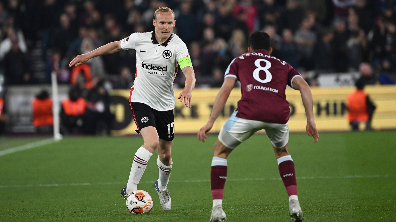 
                <strong>Sebastian Rode</strong><br>
                Wie immer der akribische Arbeiter, der nimmermüde das Spiel läuferisch stark antreibt. Sein Kopfballduell mit Zouma unmittelbar vor dem 1:1 ist leider ein Mismatch. Ansonsten aber mit seiner Kampfkraft und Laufbereitschaft ein wichtiges Element im Frankfurter Spiel gegen körperlich robuste Londoner. ran-Note: 2
              