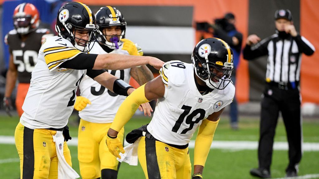 
                <strong>Platz 9: Pittsburgh Steelers (12-4)</strong><br>
                Nach einer Schwächephase und Niederlagen gegen Washington, Buffalo und Cincinnati meldeten sich die Pittsburgh Steelers mit einem eindrucksvollen Comeback-Sieg gegen die Indianapolis Colts in Woche 16 (28:24) zurück. Trotz der Niederlage gegen die Browns in Woche 17 stehen die Steelers auf Rang neun. Warum? Nicht nur spielten etliche Starter nicht gegen Cleveland, was das Ranken also schwieriger macht, das B-Team der Steelers machte es dem besten verfügbaren Browns-Team sehr schwer und verlor nur knapp mit 22:24. Im Rematch mit den Browns (LIVE in der Nacht von Sonntag auf Montag ab 2:15 Uhr auf ProSieben und ran.de) sind die Steelers der Favorit. 
              