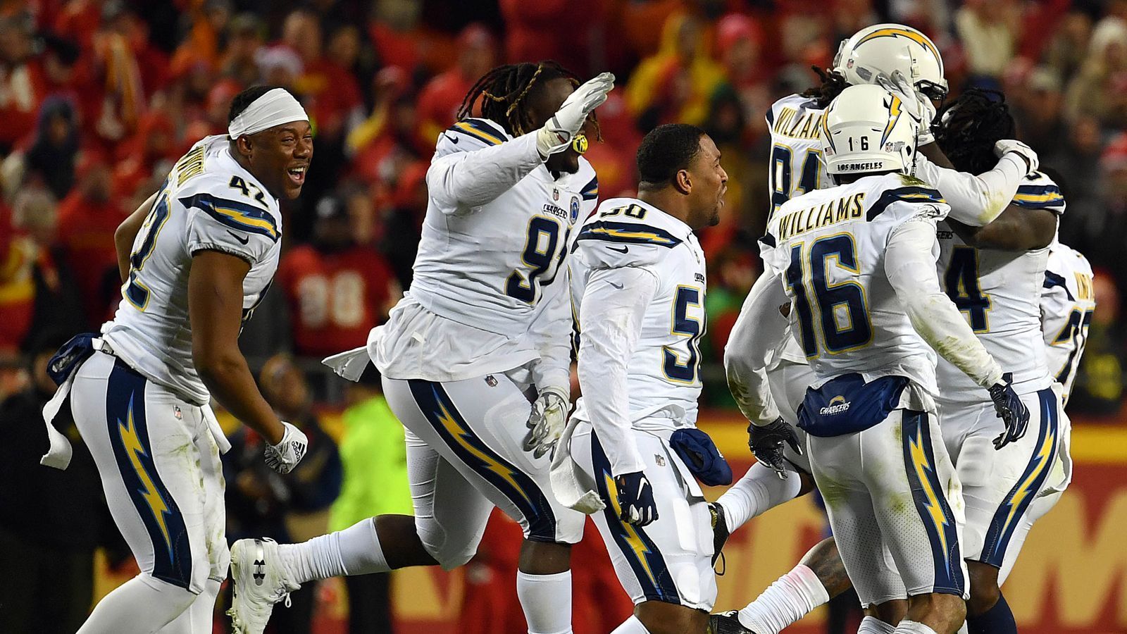 
                <strong>Los Angeles Chargers</strong><br>
                Als zweites Team der AFC haben sich die Los Angeles Chargers im Thursday Night Game von Woche 15 ein Playoff-Ticket gesichert. Zwar bleiben die Chargers weiterhin hinter den Kansas City Chiefs auf Platz zwei der AFC West, allerdings ist dem Team um Quarterback Philip Rivers bei einer derzeitigen Bilanz von 11-3 auch ohne Division-Sieg das Postseason-Ticket nicht mehr zu nehmen. Für die Chargers ist damit erstmals seit 2013 nicht schon nach der Regular Season Schluss.
              