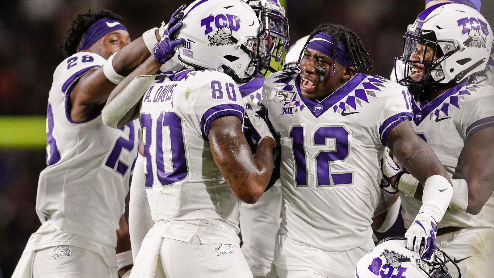 
                <strong>TCU Horned Frogs - wofür steht der Name? </strong><br>
                Der Name TCU steht für Texas Christian University, obwohl die Schule nicht nur christlichen Studenten vorbehalten ist. Studenten auf dem Campus gehören bis zu 23 anerkannten unterschiedlichen Konfessionen an. Die Schule fordert nicht dazu auf, einen dezidiert christlichen, sehr wohl aber, überhaupt einen Religionsunterricht zu besuchen.
              