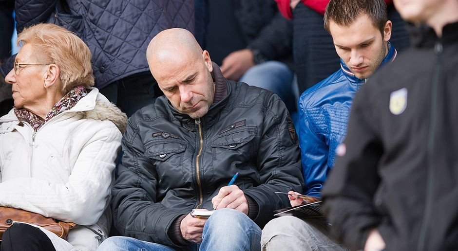 
                <strong>Die Karriere des Peter Bosz</strong><br>
                Es folgt eine erste und bislang einzige Auslandsstation als Trainer. Mit Maccabi Tel Aviv bleibt er in 19 Ligaspielen zwar ungeschlagen, verliert jedoch das Pokalfinale gegen Maccabi Haifa mit 0:1 und verabschiedet sich nach nur einem halben Jahr in Richtung Amsterdam.
              