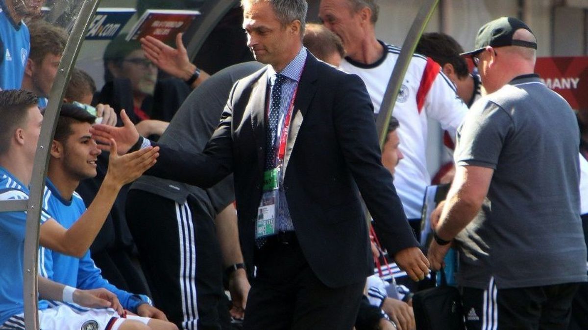 Die Mannschaft von Christian Wück (m.) siegt klar