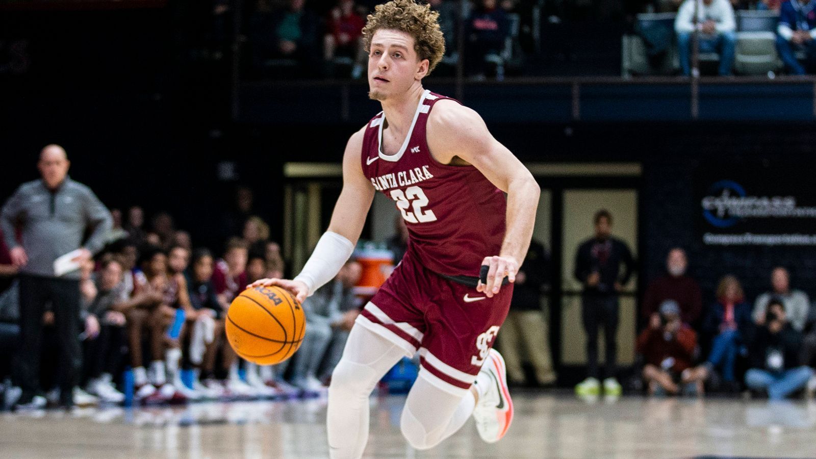 
                <strong>22. Pick: BROOKLYN NETS Brandin Podziemski (Guard, Santa Clara, 25. Februar 2003) </strong><br>
                Stats 22/23: 19,9 Punkte, 8,8 Rebounds, 3,7 Assists, Quoten: 48/44/77 (32 Spiele)Die Nets dürfen gleich noch einmal und holen einen weiteren Spieler für den Flügel, der bei seiner größten Stärke aber schon ein ganzes Stück weiter ist: Podziemski ist ein exzellenter Schütze, für Santa Clara versenkte er knapp 44 Prozent seiner Dreier. Er hat ein starkes Gefühl für das Spiel und spielt hart, was ihn auch zu einem guten Rebounder machte. Die Frage ist, was er defensiv ansonsten beitragen kann, da er körperlich hier einfach Defizite mitbringt, an denen sich auch durch Einsatz oder Verständnis nicht so viel ändern lässt.
              