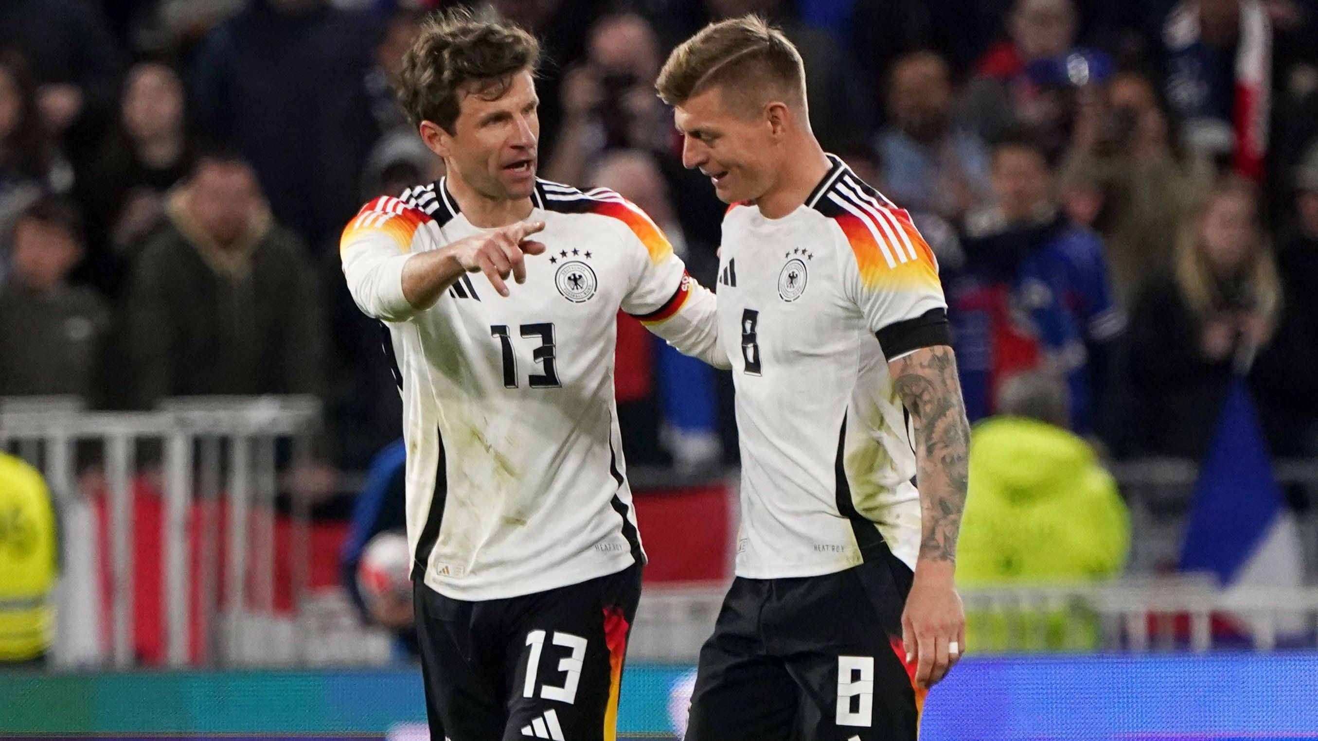 <strong>Nationalspieler mit den meisten Siegen</strong><br>Toni Kroos hat durch den zweiten Sieg nach seinem DFB-Comeback eine absolute Legende überholt.&nbsp;<em><strong>ran</strong></em> schaut auf die Nationalspieler mit den meisten Siegen im DFB-Trikot.<br>(Quelle: DFB 25.03.2024/Der DFB wertet Siege nach Elfmeterschießen als Siege, andere Datenseiten oder die FIFA nicht)