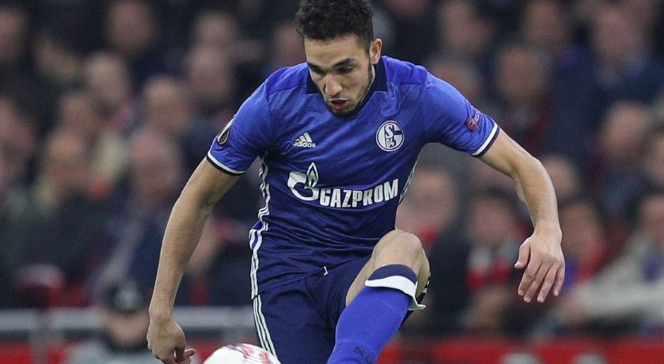 
                <strong>Nabil Bentaleb</strong><br>
                Bentaleb und Goretzka müssen viel arbeiten, um gegen die aggressiv pressenden Niederländer einen Ball zu sehen. Bentaleb gelingt das zu Beginn etwas besser als seinem Nebenmann, ein paar Mal kann sich der Algerier befreien und mit Tempo auf die Ajax-Abwehr zulaufen. Insgesamt ist Bentaleb aber wie Goretzka nicht imstande, dem niederländischen Dreier-Mittelfeld etwas entgegenzusetzen. Einige Abwehrspieler bei Querpässen vor der Abwehr. Die Schalke-Fans haben schon bessere Spiele des Neuzugangs gesehen. ran-Note: 4
              