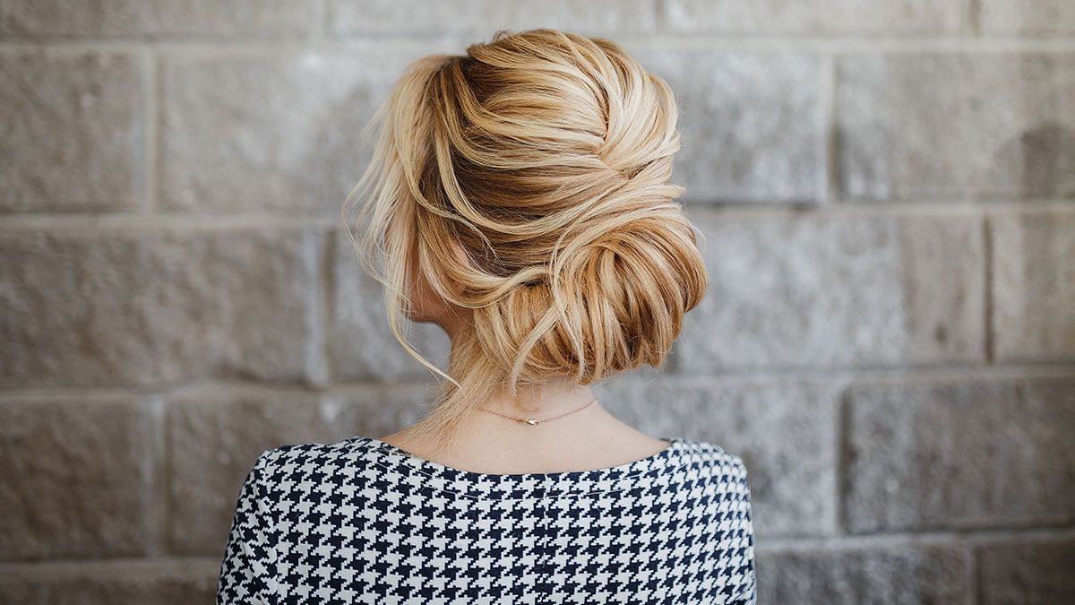 Weizenblond ist ein warmer Blondton und gehört zu unseren Top-Favoriten der Haarfarben für den kommenden Sommer – wem die Haarfarbe besonders gutsteht, lest ihr im Beauty-Artikel.