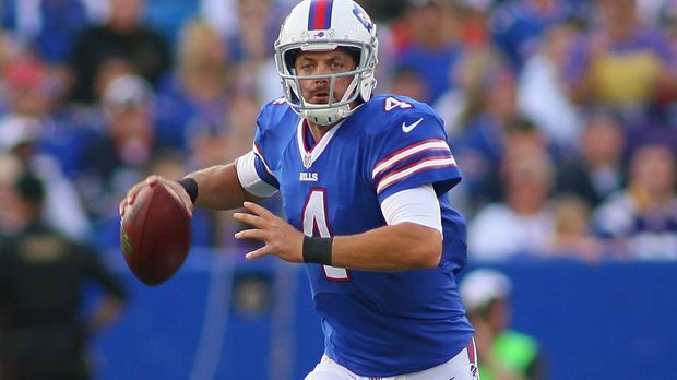 
                <strong>Kevin Kolb (Buffalo Bills - 2013)</strong><br>
                Der Bills-Profi stritt 2013 mit EJ Manuel um die Position des Starting Quarterbacks im Team. Während eines Trainings-Camps  rutschte Kolb auf einer nassen Gummi-Matte in einem Spielertunnel aus. Er wollte von einem Trainingsfeld zum nächsten gelangen. Durch die daraus resultierende Knieverletzung verlor er den Konkurrenzkampf und hat seitdem kein NFL-Spiel mehr bestritten. 
              