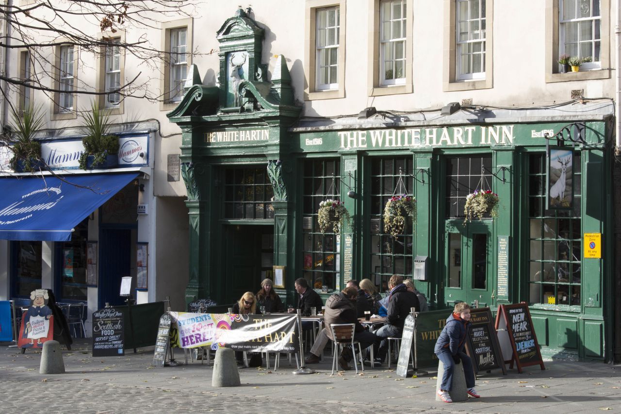 Wo man in Edinburgh ein Bier trinken geht? Am besten im ältesten Pub der Stadt. Das "White Hart Inn" (32 Grassmarket) ist seit dem 18. Jahrhundert ein beliebter Treffpunkt, hier kehrten schon berühmte Dichter wie Robert Burns oder William Wordsworth ein. Die Messing-Krüge an der Decke verbreiten einen Hauch Nostalgie. Egal, ob man ein "Innis & Gun" oder einen "Scotch Whisky" trinkt, man sollte dazu eine herzhafte Pie bestelle