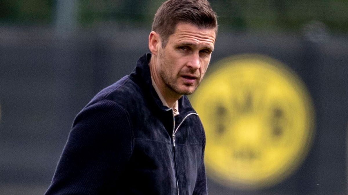 24.08.2025: Fußball:Öffentliches Training on Borussia Dortmund. Sebastian Kehl beobachtet das Training. *** 24 08 2025 Football Public training session on Borussia Dortmund Sebastian Kehl observes ...