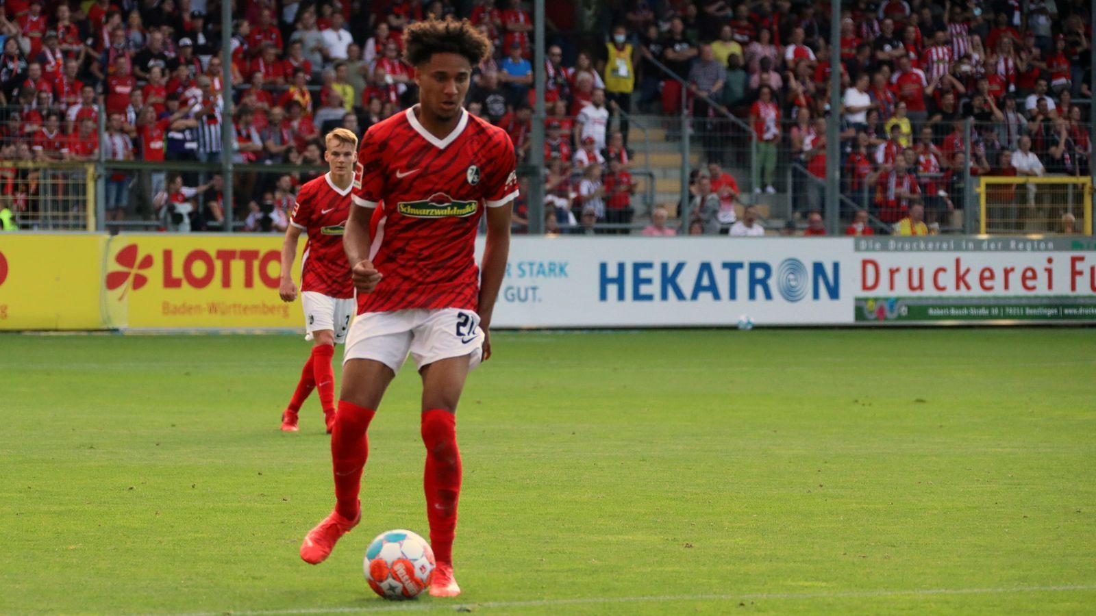 
                <strong>Kevin Schade (SC Freiburg)</strong><br>
                Bei den bislang überraschend starken Freiburgern (Platz vier in der Bundesliga nach sieben Spieltagen) konnte sich zuletzt der 19-jährige Kevin Schade immer mehr ins Team integrieren. Der offensive Außenbahnspieler kam in der laufenden Spielzeit regelmäßig als Joker zum Einsatz und so geht auch der Aufstieg Schades im DFB-Juniorenbereich weiter. Bei seinem einzigen Drittliga-Einsatz in der laufenden Saison für die zweite SC-Mannschaft gelang Schade sogar ein Doppelpack gegen Borussia Dortmund II. 
              