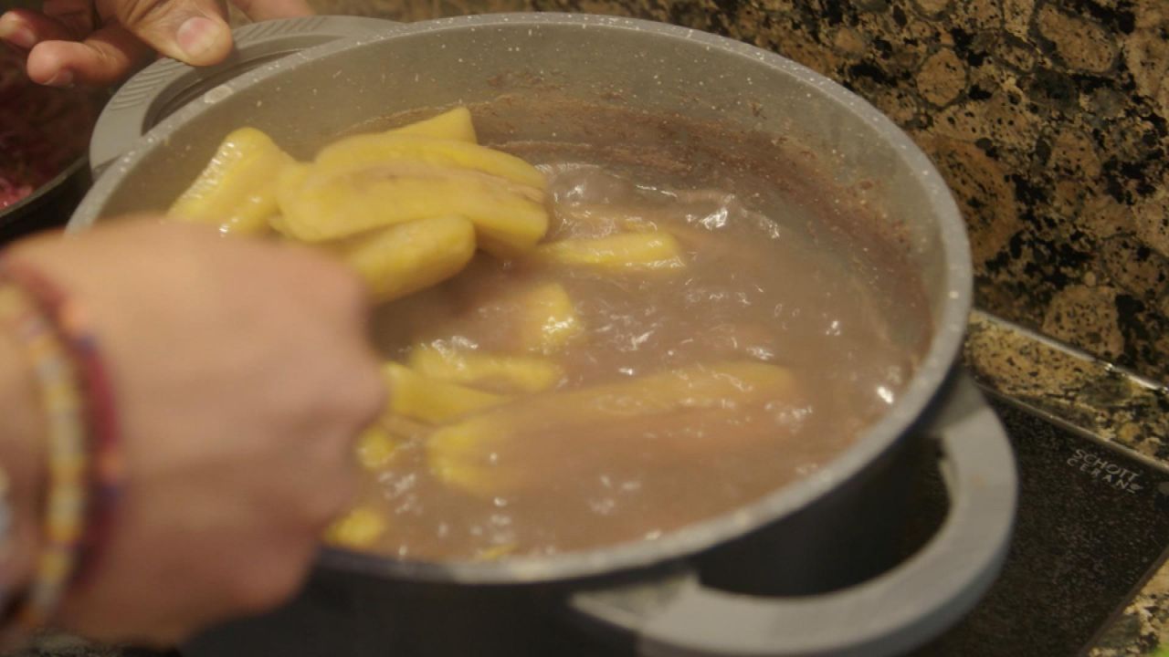 Ursprünglich kommt die Frucht aus Südostasien. Die Bananen in unserem Supermarkt kommen meistens aus Ecuador.