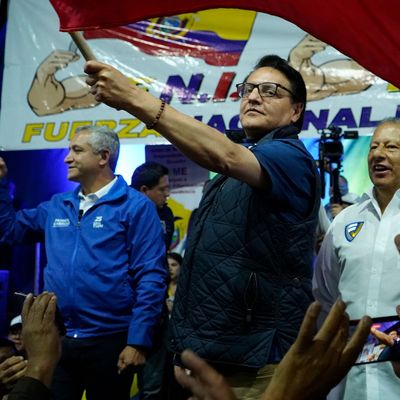 Präsidentschaftskandidat Fernando Villavicencio mit der Nationalflagge von Ecuador bei der Wahlkampfveranstaltung in Quito.