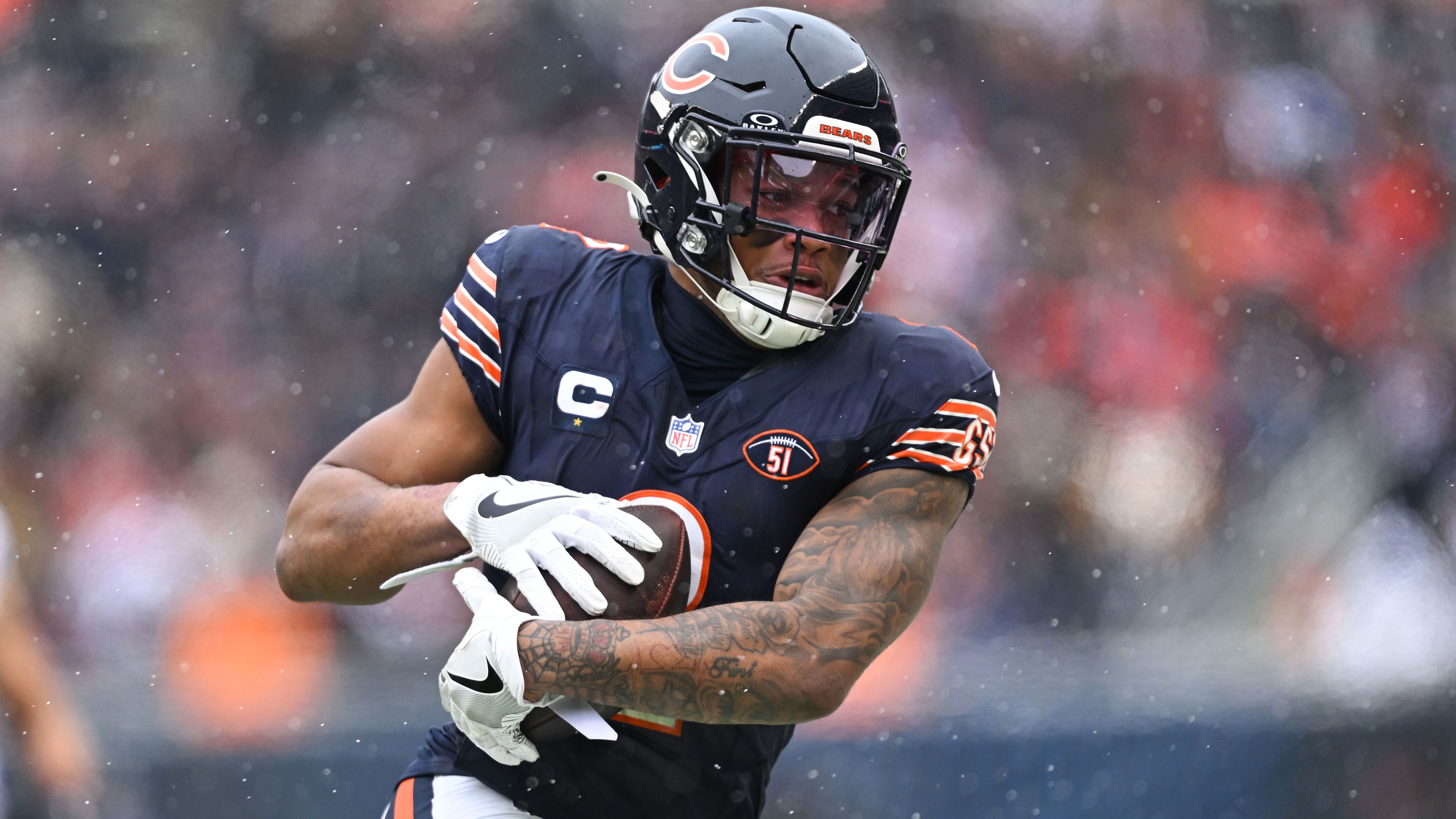 <strong>Bears: Rückblick</strong><br>Mit nur einem Sieg aus sechs Spielen startete Chicago 2023, im Anschluss steigerten sich die Bears. Justin Fields offenbarte massive Probleme und ist mittlerweile weg. Die Defense präsentierte sich - auch aufgrund des Trades für Montez Sweat - in der zweiten Saisonhälfte stark verbessert. Gegen den Lauf war Chicago eines der besten Teams der Liga, ließ nur 3,8 Yards per Carry zu.