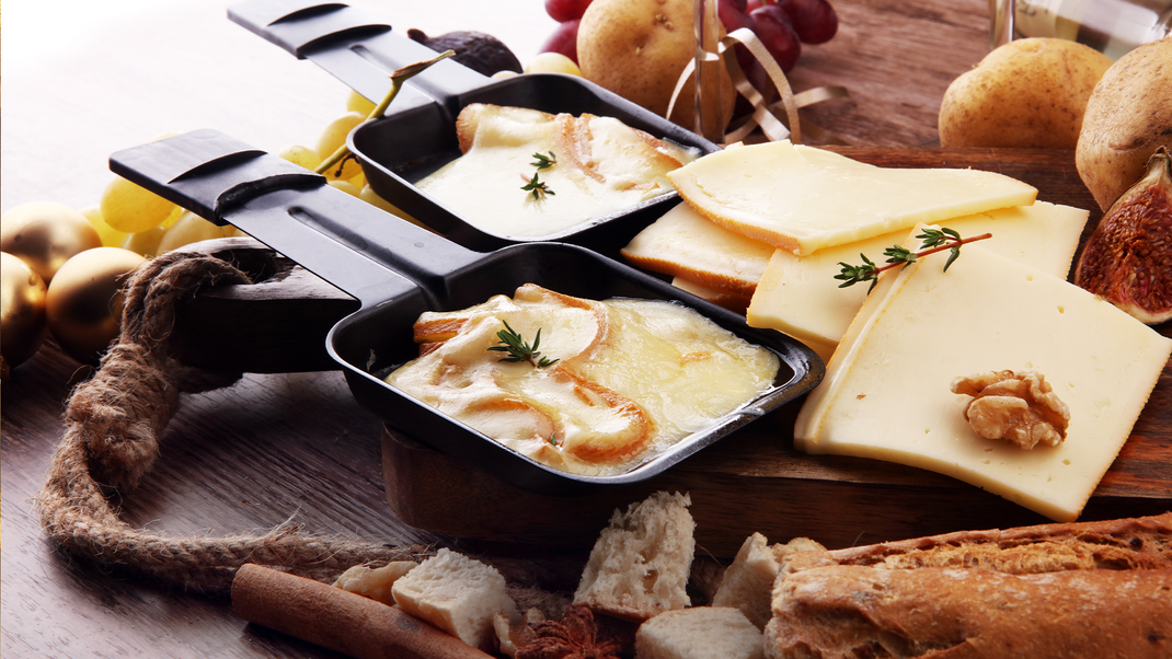 Zu viel Raclette-Käse gekauft? Keine Sorge! Es gibt köstliche Rezepte, mit denen du ganz einfach den beliebten Käse verwerten kannst.