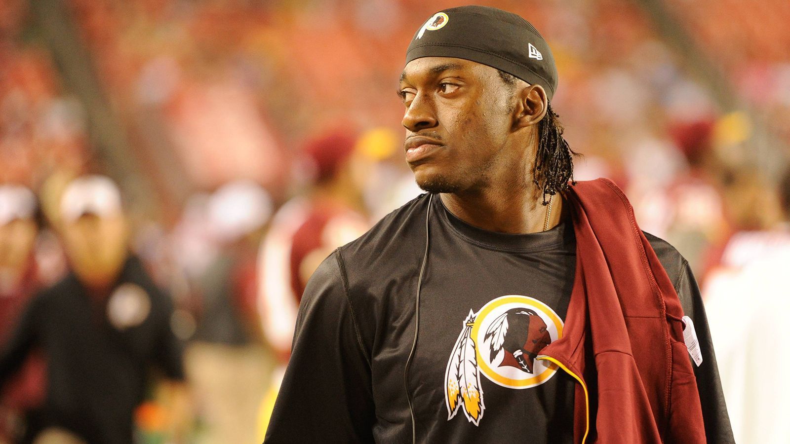 
                <strong>2011: Robert Griffin III (Quarterback - Baylor University)</strong><br>
                Wirklich rühmlich waren nur die ersten zwei NFL-Jahre, in denen Griffin die damaligen Washington Redskins, von denen er 2012 an zweiter Stelle gedraftet wurde, anführte. In seiner ersten Saison legte er 3.200 Yards und 20 Touchdowns bei nur fünf Intercpetions hin - eine beachtliche Leistung. Doch in der Wild Card Round der Playoffs riss er sich das Kreuzband. Nach seiner Rückkehr konnte er auch aufgrund weiterer kleinerer Verletzungen nicht mehr an diese fantastischen Leistungen anknüpfen, 2016 ging er zu den Cleveland Browns. Dort startete er und brach sich in Spiel eins einen Schulterknochen - wieder fiel er lange aus. Die anschließende Saison setzte er als Free Agent komplett aus, ging dann zu den Baltimore Ravens, wo er bis heute der Ersatz von Lamar Jackson ist.
              