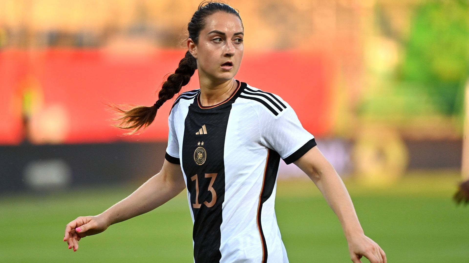 
                <strong>Sara Däbritz</strong><br>
                &#x2022; <strong>Position: </strong>Mittelfeld/Angriff<br>&#x2022; <strong>Verein: </strong>Olympique Lyon<br>&#x2022; <strong>Trikotnummer: </strong><br>&#x2022; <strong>Alter: </strong><br>&#x2022; <strong>Länderspiele: </strong><br>&#x2022; <strong>Länderspiel-Tore: </strong><br>
              