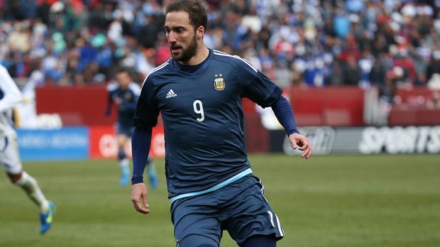 
                <strong>Gonzalo Higuain (Argentinien)</strong><br>
                Gonzalo Higuain (Argentinien): "Il Pipita" wird ebenfalls mit von der Partie sein. Die Rede ist von Gonzalo Higuain, der beim SSC Neapel auf Torejagd geht und das sehr erfolgreich: 33 Tore hat er in dieser Saison in Italiens Serie A bislang erzielt. In der Nationalmannschaft sind es 25 Treffer bei 56 Länderspielen.
              