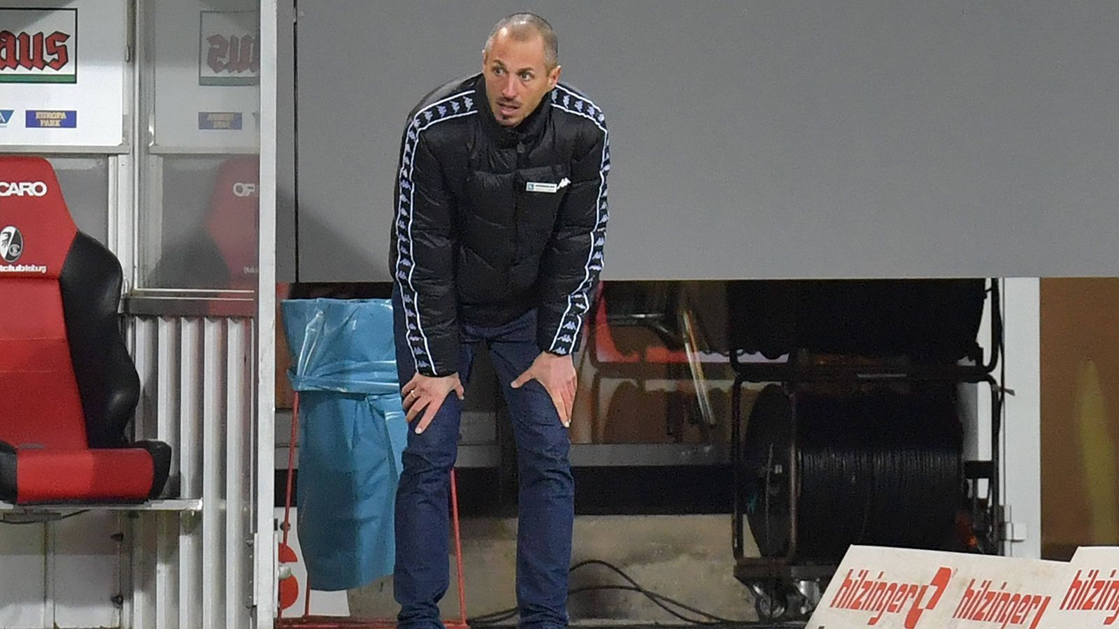 
                <strong>1. FSV Mainz 05: Jan-Moritz Lichte (Vertrag bis 2022)</strong><br>
                Vor dem letzten Pflichtspiel des Jahres im DFB-Pokal gab es bei den 05ern ein echtes Personalbeben. Vorstand Sport Rouven Schröder bat um eine vorzeitige Vertragsauflösung - beide Parteien trennten sich. Dabei soll Christian Heidel bereits für einen zusätzlichen Vorstandsposten zugesagt haben. Dieser bekommt nun aber nochmal Bedenkzeit. Währenddessen steuert Mainz auf den Abstieg zu. Unter Lichte, der am dritten Spieltag für Achim Beierlorzer übernahm, gab es erst einen einzigen Bundesliga-Sieg. Dazu das Pokal-Aus gegen Zweitligist Bochum. Man werde "die Köpfe über Weihnachten zusammenstecken", sagte der Vorstandsvorsitzende Stefan Hofmann. Der Name von Domenico Tedesco, der nach der Saison in Russland bei Spartak Moskau aufhört, schwirrt durch die Gerüchteküche. Ohne Sportlichen Leiter wird aber wohl keine Entscheidung getroffen. Heidel soll sich zwischen den Jahren entscheiden, dann könnte ein neuer Trainer vorgestellt werden.
              