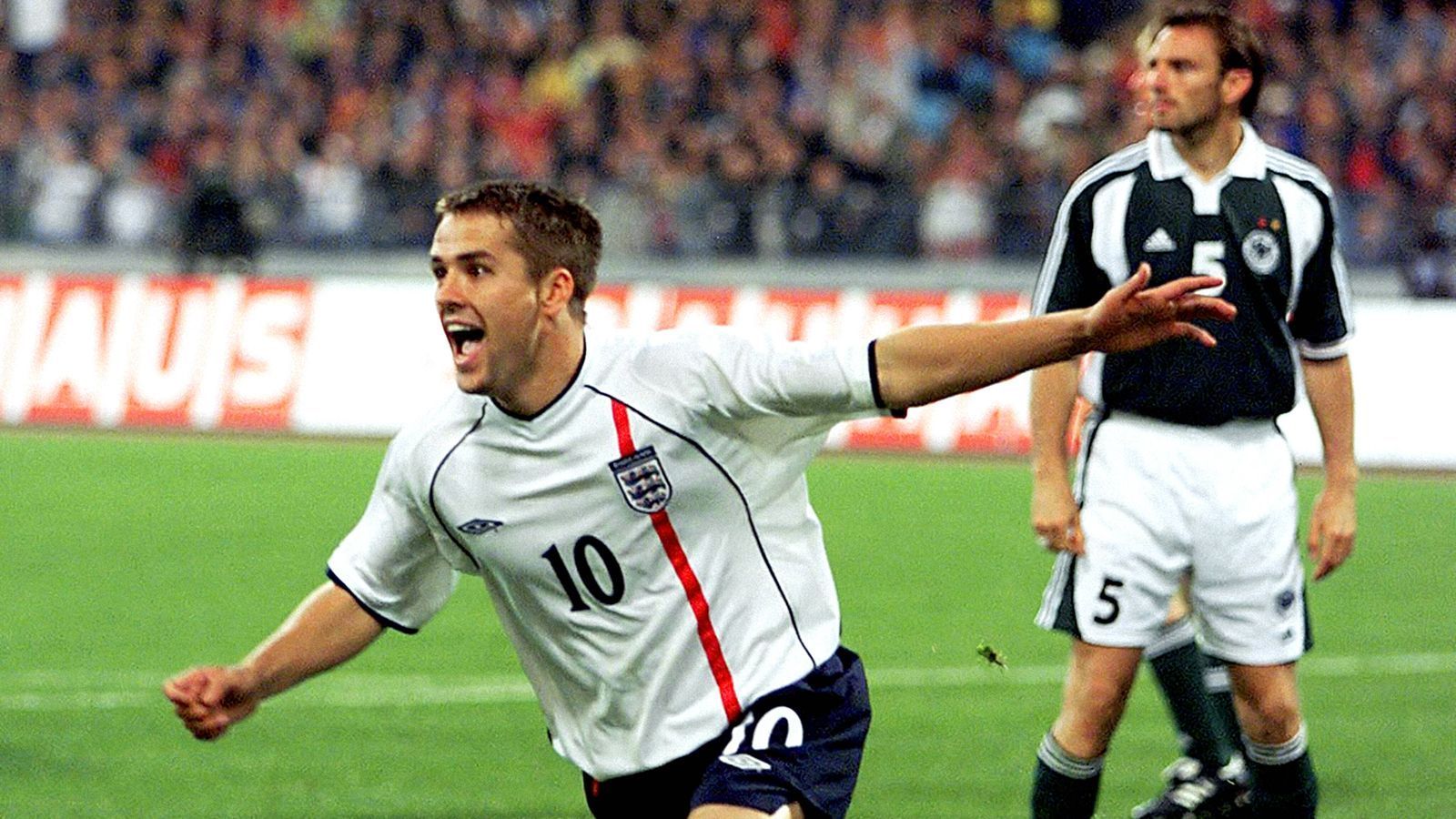 
                <strong>WM-Qualifikation 2001: Deutschland - England 1:5 (1:2)</strong><br>
                ... Aber ein Mann stand damals für die Wende zugunsten der Gäste: Michael Owen war mit drei Toren der Matchwinner beim englischen 5:1-Sieg in München ...
              