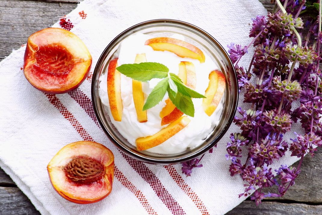 Ein gesundes Rezept fürs Silvesterbuffet: Schichtdessert mit Joghurt und Nektarinen.