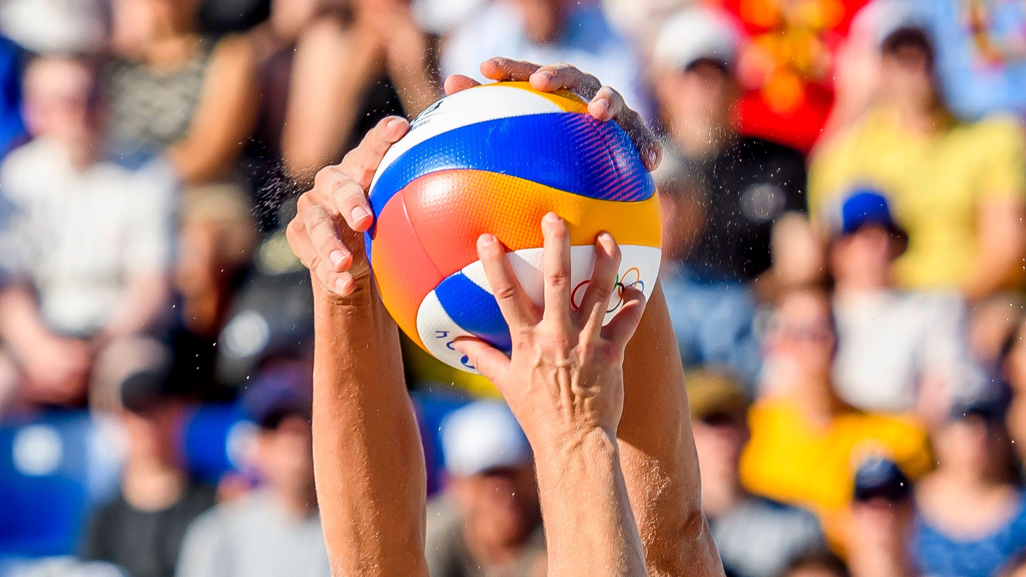 <strong>Olympia: Die besten Bilder des zehnten Tages</strong><br>Beim Blocken im Beachvolleyball können auch mal mehr als zwei Hände am Ball dran sein.