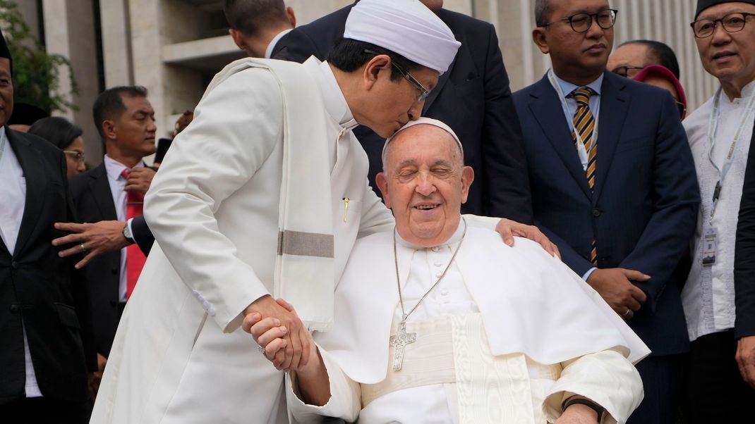 Der Großimam Nasaruddin Umar küsst Papst Franziskus zum Abschied nach der Unterzeichnung der "Gemeinsamen Erklärung von Istiqlal 2024" in der Istiqlal-Moschee in Jakarta.