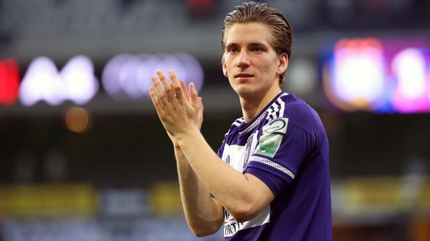 
                <strong>Dennis Praet</strong><br>
                Mittelfeldspieler Dennis Praet warb Anderlecht als 16-Jährigen vom Liga-Rivalen KRC Genk ab und bildete ihn weiter aus. Nachdem der Belgier zunächst den Sprung in die erste Mannschaft des RSC schaffte, spielte er 182 Mal für Anderlechts Profis (27 Tore). Im Sommer 2016 machte Praet einen nächsten Karriereschritt - und Anderlecht einmal mehr richtig Kohle. Für den Wechsel zu Sampdoria Genua hat der belgische Meister wohl zehn Millionen Euro kassiert. In der italienischen Hafenstadt gehört der 23-Jährige in der laufenden Saison zum Stammpersonal. 
              