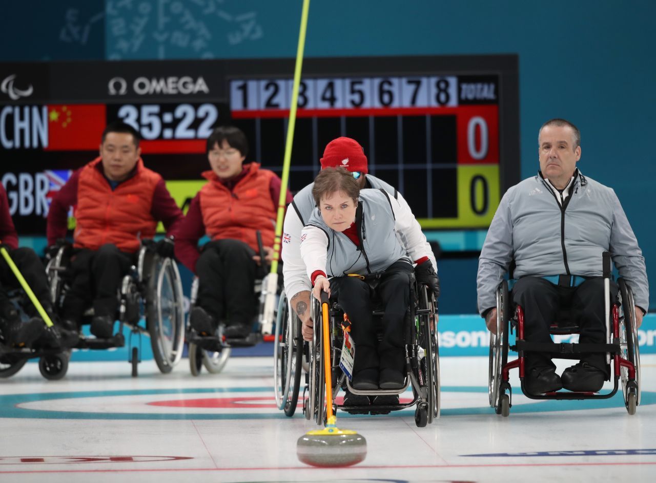 Rollstuhl-Curling: Hier besteht ein 4-köpfiges Team aus Männern und Frauen. In jedem Team muss also mindestens ein Mann oder eine Frau vertreten sein. Die Sportlerinnen und Sportler bewegen sich im Rollstuhl übers Eis. Damit sie beim Abstoß des Steines nicht wegrutschen, hält ein anderes Teammitglied sie fest. Rollstuhlcurling ist seit 2006 in Turin bei den Paralympics dabei. Im Gegensatz zum Curling bei Olympischen Spielen "