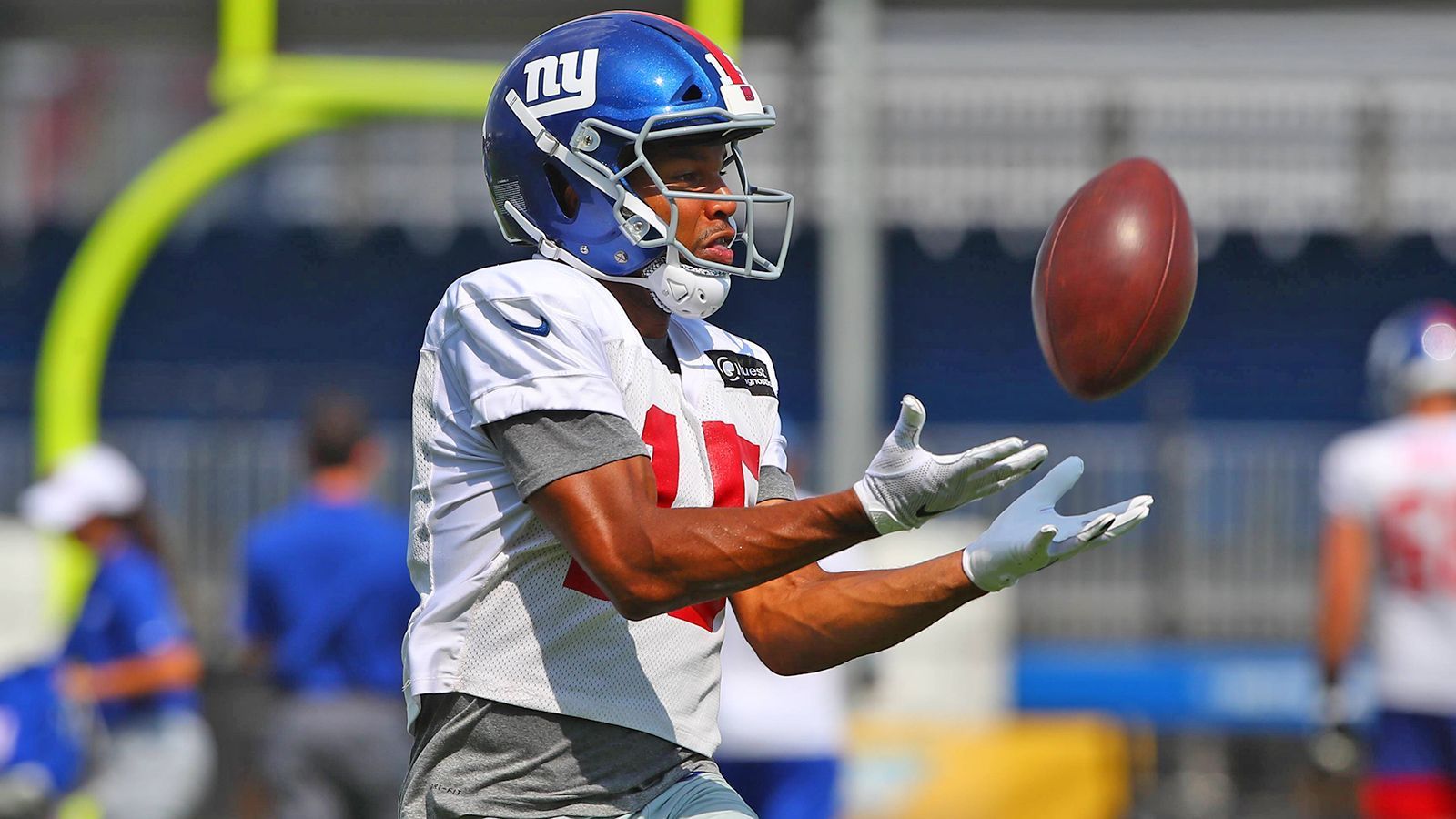 
                <strong>Golden Tate (New York Giants)</strong><br>
                Die New York Giants müssen die ersten vier Spiele der kommenden Saison auf Wide Receiver Golden Tate verzichten. Dem 30-Jährigen wurden leistungssteigernde Substanzen nachgewiesen, ein Einspruch gegen die Entscheidung der Liga wurde abgewiesen. Ein entsprechendes Statement dazu veröffentlichten die Giants am Dienstag. Die Sperre sieht zudem keine Bezahlung für den genannten Zeitraum vor, wodurch ihm 1,8 Millionen Dollar an Gehalt entgehen. Tate darf weiterhin an allen Trainingseinheiten und Spielen der Preseason teilnehmen und wird am 30. September, nach dem Spiel der Giants gegen die Washington Redskins in den Kader zurückkehren. Der Receiver unterschrieb in dieser Offseason als Free Agent bei den Giants, zuvor war er für die Philadelphia Eagles aktiv. Da Giants-Receiver Corey Coleman mit einem Kreuzbandriss für die komplette Saison ausfällt und Sterling Shepard sich zum Auftakt des Trainingscamps den Daumen gebrochen hat, gehen Eli Manning nach und nach die Passempfänger aus.
              