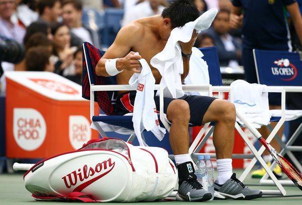 
                <strong>Finale Marin Cilic - Kei Nishikori</strong><br>
                Für Nishikori läuft es gar nicht. Beim T-Shirt-Wechsel will er sich am liebsten verstecken.
              