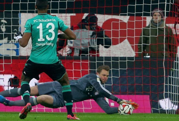 
                <strong>FLOP: Eric Maxim Choupo-Moting</strong><br>
                Elfmeter kläglich verschossen und beim Gegentor gepennt! Für Eric Maxim Choupo-Moting (l.) läuft der Abend gegen den FC Bayern München alles andere als gut. Am Ende kann sich der Angreifer dennoch über einen Punkt freuen.
              