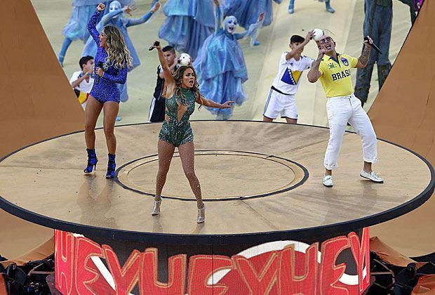 
                <strong>Heiße Rhythmen</strong><br>
                Der Auftritt des Trios ist der Abschluss der Eröffnungsfeier. JLo in ihrem grünen und sehr knappen Glitzerkleidchen riss auch die bis dahin andächtig zuschauenden Fans zu Begeisterungsstürmen. Bei dem Anblick - kein Wunder!
              